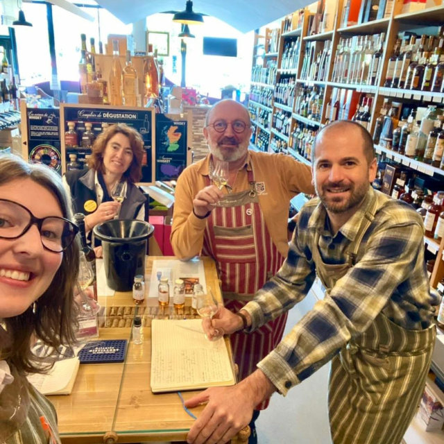 🥃✨ Dégustation pour l'équipe à La Cave ! ✨🥃

Nous avons reçu une sélection exclusive de whiskys de chez Patrice, Art and Cask ! 🍾
@villegerpatrice 

C'est le moment pour nous de choisir l'embouteillage spécial qui vous sera proposé. Une belle occasion de vous laissez surprendre par des cuvées uniques !

Restez à l'affut pour ne rien manquer de ces nouveaux flacons ! 📢

#lacave  #artandcask  #whiskyselection  #embouteillagespecial #cavisteindependant