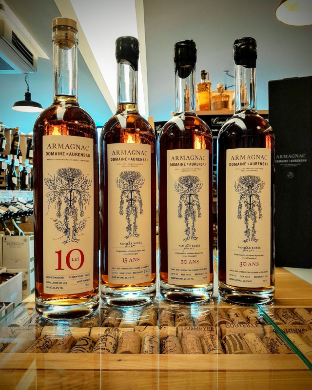 𝐄𝐍𝐎𝐑𝐌𝐄 𝐂𝐎𝐔𝐏 𝐃𝐄 𝐂𝐎𝐄𝐔𝐑 de l'équipe !

On ne va pas tourner autour du fût : 👊
Les armagnacs du Domaine d’Aurensan, c’est du vrai, du pur, du vivant.
Derrière ces flacons : La famille Rozès et un travail artisanal qui nous a tout simplement bluffés.

🍇 Des armagnacs sincères, profonds, élégants… avec ce petit supplément d’âme qu’on adore.

👉 Mis en bouteille à la demande, direct du fût.
❌ Aucun ajout, aucune triche
👉 Chaque cuvée = une personnalité
💪 Juste du temps, du bois et du raisin

📍À découvrir en boutique (quantités très limitées mais grandes émotions !)

@armagnacaurensan 
#armagnac #cavisteindependant #cholet #lacave #vivant #choletmaville