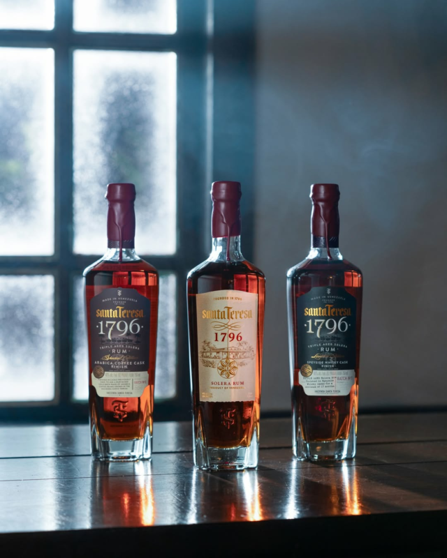 #𝗣𝗼𝗿𝘁𝗿𝗮𝗶𝘁 𝟲
🇻🇪 Santa Teresa : rhum, héritage et engagement

Fondée en 1796, Santa Teresa est l’une des plus anciennes haciendas du Venezuela.
Son rhum phare, le 1796, est élaboré en solera, une méthode d’élevage traditionnellement utilisée pour le sherry.

Mais Santa Teresa, c’est aussi un projet humain : l’intégration sociale d’anciens gangs, à travers le travail et la formation.

🌱 Un grand rhum… et une belle histoire à partager.

📍 À goûter au Salon du Spiritueux, le 4 octobre à Cholet

#rhum #santateresa1796 #solera #spiritueux #choletmaville