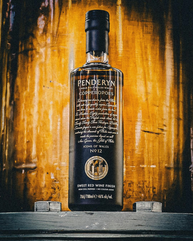 # 𝗣𝗼𝗿𝘁𝗿𝗮𝗶𝘁 𝟭𝟭
🐉 Penderyn 🐉 le renouveau du whisky gallois
@penderyn.distillery  @clara_penderyn 

Au pied des montagnes de Brecon Beacons, Penderyn a relancé en 2000 la tradition oubliée du whisky gallois.

⚗️ Une distillation unique en alambic Faraday
🌊 Une eau de source pure, venue des montagnes
🛢️ Des finitions variées (Madeira, Sherry, Port, Peated…)
🌍 Des embouteillages salués dans le monde entier

Un style élégant, fruité, parfois fumé, toujours singulier.

📍 À découvrir au Salon du Spiritueux – 4 octobre à Cholet

#penderyn #welshwhisky #cavisteindependant #salonduspiritueux