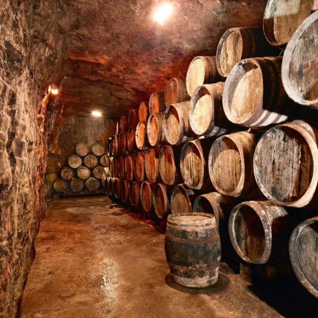 #𝐏𝐨𝐫𝐭𝐫𝐚𝐢𝐭 𝟐 : Michel Couvreur
🛢️ Le whisky qui brouille les frontières

Chez Michel Couvreur, on parle whisky écossais… élevé en Bourgogne, dans des fûts de vin.

Résultat : des expressions uniques, d’une finesse rare, à des années-lumière des codes industriels.

📚 C’est un des grands noms du whisky indépendant.
🎩 Une maison à part, entre vision et tradition.

📍 Ils seront présents au Salon du Spiritueux, à Cholet.

#whisky #michelcourveur  #scotland  #salonduspiritueux
