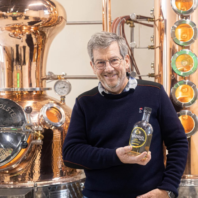 #𝗣𝗼𝗿𝘁𝗿𝗮𝗶𝘁 𝟵
Wezenn : deux gins bio, une signature locale

Basée en Maine-et-Loire, Wezenn élabore des gins 100 % bio, classés London Dry, avec soin et caractère.

🔹 Le premier : clair, précis, aux notes végétales équilibrées
🔹 Le second : élevé en barrique de chenin, pour une texture ronde et une touche de finesse boisée

🌿 Des recettes artisanales, ancrées dans le terroir, pensées pour la dégustation comme pour le cocktail.

📍 À découvrir le 4 octobre au Salon du Spiritueux – Cholet

#ginfrancais #londondrygin  #wezenn  #bioetlocal #salonduspiritueux