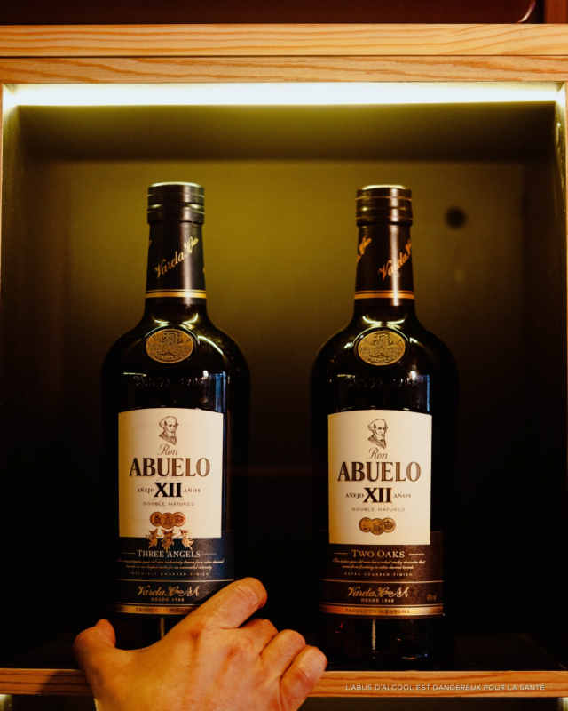 #𝗣𝗼𝗿𝘁𝗿𝗮𝗶𝘁 𝟳
🇵🇦 Abuelo : du champ à la bouteille

Chez Abuelo, tout commence à la plantation.
La famille Varela cultive, distille et fait vieillir ses rhums au Panama, en gardant la main sur chaque étape.

Le résultat ?
✅ Des profils équilibrés, boisés, ronds
✅ Des cuvées accessibles comme des expressions haut de gamme
✅ Et une signature : élégance, tradition, précision

📍 Retrouvez-les au Salon du Spiritueux, le 4 octobre à Cholet

#RonAbuelo  #rhum #spiritueux  #choletmaville