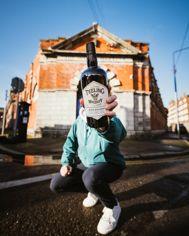#𝗣𝗼𝗿𝘁𝗿𝗮𝗶𝘁 𝟱
☘️ Teeling : le renouveau du whiskey irlandais

Teeling, c’est l’histoire d’une famille pionnière à Dublin.
Première distillerie à renaître au cœur de la capitale irlandaise depuis plus de 125 ans, elle redonne un souffle nouveau au whiskey irlandais.

Triple distillation, vieillissements créatifs (rhum, vin, porto…), malts expressifs :
🥃 un style riche, moderne, accessible.

👉 Un classique… qui n’a rien de classique.

📍 À (re)découvrir au Salon du Spiritueux, le 4 octobre à Cholet

#irishwhiskey  #teeling #whiskey  #salonduspiritueux #choletmaville