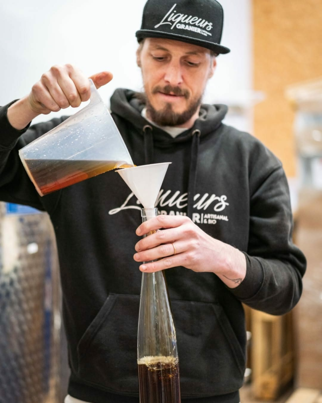 # 𝗣𝗼𝗿𝘁𝗿𝗮𝗶𝘁 𝟭𝟰
🍸 Granier : la liqueur, version botanique
@liqueursgranier
En Haute-Savoie, Stéphane Granier élabore des liqueurs bio, artisanales, à base de plantes et de fleurs.

Chaque recette est pensée comme une infusion de précision :
🌱 Des ingrédients frais
✋ Une fabrication 100 % manuelle
🥂 Des liqueurs fraîches, peu sucrées, taillées pour le digestif… ou les cocktails

Un travail exigeant, sans compromis, pour redonner du sens et du goût à la liqueur.

👉 Venez rencontrer Stéphane
📍 À découvrir le 4 octobre au Salon du Spiritueux – Cholet

#liqueurgranier #liqueur #botanique #artisanatfrancais  #bio #salonduspiritueux