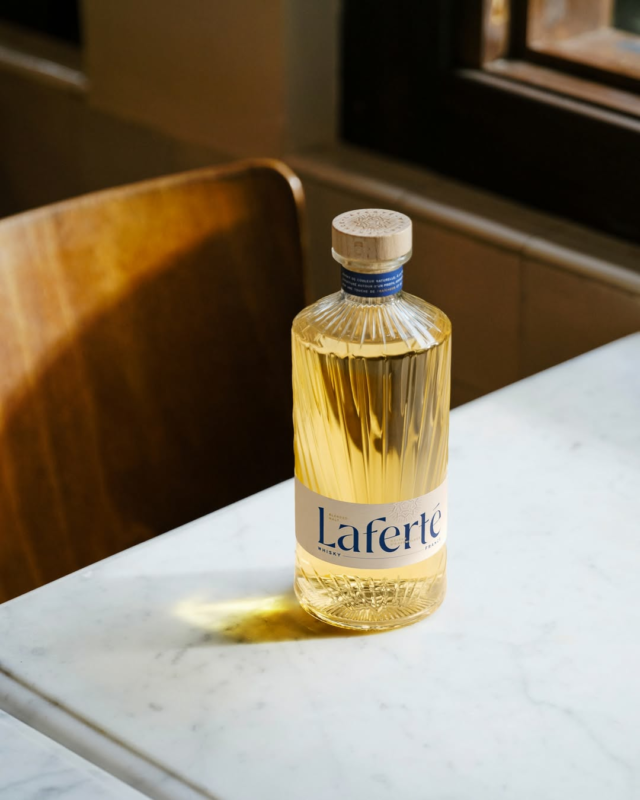 #𝗣𝗼𝗿𝘁𝗿𝗮𝗶𝘁 𝟰: Laferté
🇫🇷 L’art de l’assemblage à la française

Laferté n’est pas une distillerie, mais une maison d’assemblage française.
Elle sélectionne des eaux-de-vie de malt distillées en France, élevées en ex-fûts de bourbon, cognac et rhum, puis les assemble avec précision pour créer un blended malt élégant et accessible.
Un whisky français, moderne et audacieux, qui se déguste sec, sur glace ou en cocktail.

📍 À découvrir le 4 octobre au Salon du Spiritueux – Cholet

#whiskyfrancais  #laferté  #gastronomie  #salonduspiritueux lafertewhisky