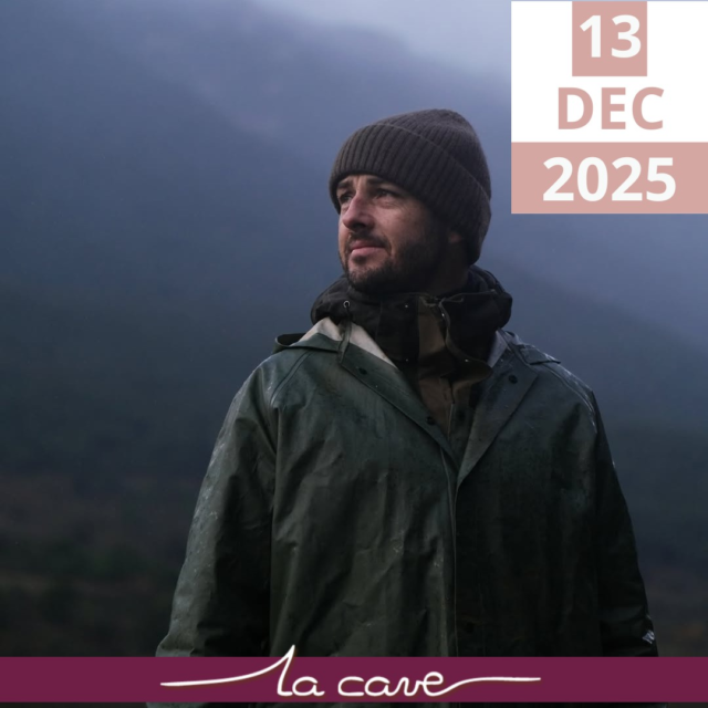 Aux confins des Corbières, juste au-dessus de Cucugnan, il y a un endroit où le vent polit les raisins autant que le temps polit les pierres.

Là-bas, au 𝗗𝗼𝗺𝗮𝗶𝗻𝗲 𝗣𝗲𝘁𝗲𝗿 𝗦𝗶𝗰𝗵𝗲𝗹, on ne cherche pas à faire des vins démonstratifs.
On cherche à faire parler le lieu. ☀

👉 Ici, le carignan, le grenache et la syrah ne sont pas poussés dans leurs retranchements :
ils sont 𝗶𝗻𝗳𝘂𝘀𝗲́𝘀, 𝗽𝗹𝘂𝘀 𝗾𝘂𝗲 𝗲𝘅𝘁𝗿𝗮𝗶𝘁𝘀.
On privilégie la délicatesse à la force, la fraîcheur à la puissance, la vibration au muscle.
Résultat : des rouges 𝗹𝘂𝗺𝗶𝗻𝗲𝘂𝘅, 𝗱𝗶𝗴𝗲𝘀𝘁𝗲𝘀, 𝗽𝗿𝗼𝗳𝗼𝗻𝗱𝘀, avec cette manière très singulière de faire danser le fruit sans jamais l’alourdir.

🍇De vrais vins d’altitude, droits et salins, qui respirent le vent du Sud… mais sans la chaleur écrasante.

👉 Ce samedi, un membre de la famille Sichel 𝘀𝗲𝗿𝗮 𝗮̀ 𝗟𝗮 𝗖𝗮𝘃𝗲 pour vous faire découvrir ce style tellement rare dans le Languedoc — un travail que nous suivions déjà avec beaucoup d’attention, bien avant que la RVF ne leur décerne la “𝗗𝗲́𝗰𝗼𝘂𝘃𝗲𝗿𝘁𝗲 𝗱𝗲 𝗹’𝗮𝗻𝗻𝗲́𝗲 𝟮𝟬𝟮𝟱”.
(On aime quand l’intuition du caviste est confirmée 😉)

🍷 Dégustation gratuite
📍 À La Cave – Cholet
🕙 10h → 19h

🎯 Des vins qui infusent, qui murmurent, qui racontent.
Et qui restent longtemps en tête.

#degustation #cucugnan #corbieres #languedoc #vin #RVF  #domaineviticole #cavisteindependant #cholet