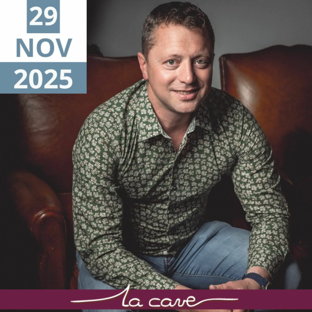 📅 𝗦𝗮𝗺𝗲𝗱𝗶 𝟮𝟵 𝗻𝗼𝘃𝗲𝗺𝗯𝗿𝗲 – Famille Moussé, une histoire de Meunier et de patience

Parmi les vignerons qui font parler d’eux avec respect et admiration, 𝗖𝗲́𝗱𝗿𝗶𝗰 𝗠𝗼𝘂𝘀𝘀𝗲́ tient une place particulière. Visionnaire, passionné et profondément attaché au vivant, il élève des champagnes authentiques où le Meunier règne en maître.

👉À Cuisles, sa famille cultive la vigne 𝗱𝗲𝗽𝘂𝗶𝘀 𝟭𝟲𝟮𝟵. 
Cédric, 4e génération, poursuit une vision radicale et cohérente : Faire parler le terroir sans artifice. 
𝗚𝗢𝗗 𝗦𝗔𝗩𝗘 𝗧𝗛𝗘 𝗖𝗨𝗜𝗦𝗟𝗘𝗦 !
🌱 Zéro pesticide depuis 2014
🍇 Vinification 𝘀𝗮𝗻𝘀 𝗮𝗿𝘁𝗶𝗳𝗶𝗰𝗲 depuis 2017
💎 Soufre minéral maison, pour des champagnes sincères et lumineux.

Chaque geste est pensé avec précision, pour que le vin raconte son histoire et que la personne qui déguste ressente cette 𝗲́𝗻𝗲𝗿𝗴𝗶𝗲.

👉 Des champagnes à la fois lumineux et profondément humains.

📍 La Cave – Cholet
🕙 10h–19h
🥂 Dégustation libre et gratuite

💡 Une occasion rare de rencontrer Cédric et de goûter des champagnes authentiques, sincères, et lumineux.

🎯 Le Champagne dans ce qu’il a de plus sincère, vibrant et naturel.

#degustation #champagne #nature #pinotmeunier #cavisteindependant