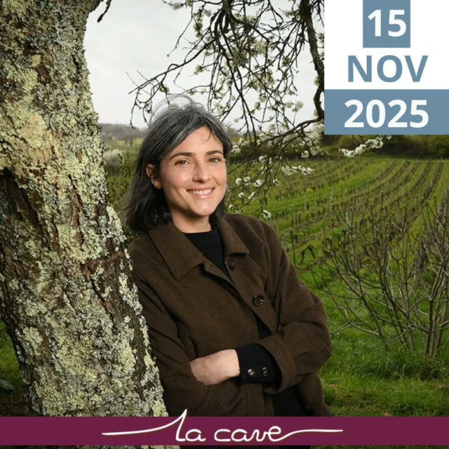 📅 𝗦𝗮𝗺𝗲𝗱𝗶 𝟭𝟱 𝗻𝗼𝘃𝗲𝗺𝗯𝗿𝗲 – Château Peybonhomme-les-Tours

Tout au long de l’année, nous rencontrons des domaines inspirants.
Certains laissent une empreinte.
𝗟𝗲 𝗖𝗵𝗮𝘁𝗲𝗮𝘂 𝗣𝗲𝘆𝗯𝗼𝗻𝗵𝗼𝗺𝗺𝗲-𝗹𝗲𝘀-𝗧𝗼𝘂𝗿𝘀 mené par Rachel Hubert, en fait partie.

𝗥𝗮𝗰𝗵𝗲𝗹 𝗛𝘂𝗯𝗲𝗿𝘁 poursuit, avec conviction, l’histoire familiale du domaine entamée depuis plusieurs générations. 
Une viticulture 𝗯𝗶𝗼𝗱𝘆𝗻𝗮𝗺𝗶𝗾𝘂𝗲 depuis plus de 20 ans, des sols vivants, le regard tourné vers l’avenir et des vins qui respirent la sincérité.

👉 Les cuvées ont cette 𝗲́𝗻𝗲𝗿𝗴𝗶𝗲 𝗳𝗼𝗹𝗹𝗲 : francs, équilibrés, lumineux — loin des excès, proches du fruit et du plaisir.
Des vins qu’on aime pour ce qu’ils sont : sincères, vivants, et accessibles, le 𝗿𝗮𝗽𝗽𝗼𝗿𝘁 𝗽𝗿𝗶𝘅-𝗽𝗹𝗮𝗶𝘀𝗶𝗿 𝗲𝘀𝘁 𝗶𝗺𝗺𝗲𝗻𝘀𝗲. 

C’est ce qu’on aime défendre à La Cave : des histoires de famille, de conviction et de terroir.

👉 𝗥𝗮𝗰𝗵𝗲𝗹 sera présente à La Cave toute la journée pour vous faire découvrir les cuvées et cette belle philosophie de travail.

Une belle façon de redécouvrir un grand terroir…

🍷 Dégustation gratuite
📍 À La Cave – Cholet
🕙 De 10h à 19h

🎯 Bordeaux autrement.

#degustation #Bordeaux #blaye #blayecotesdebordeaux #domaineviticole #cavisteindependant #cholet #choletmaville #vinsvivants #biodynamie