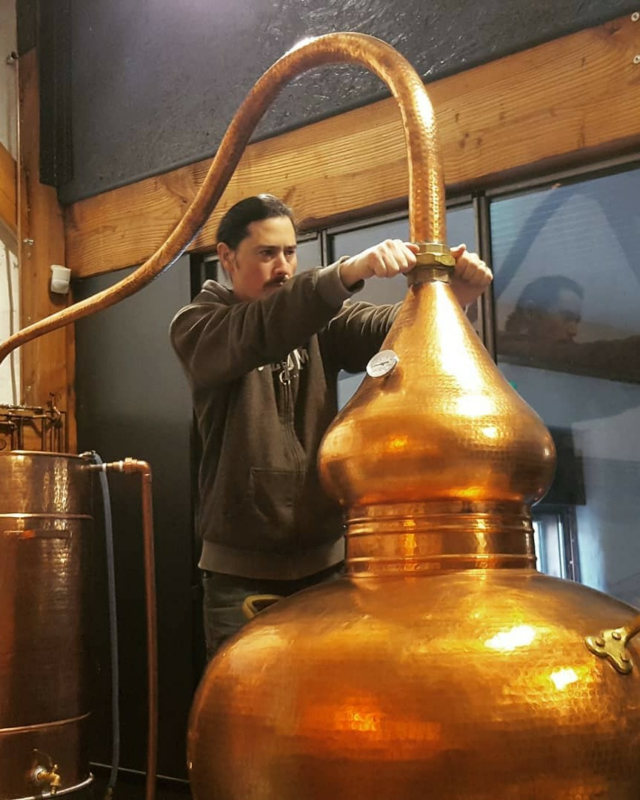 # 𝗣𝗼𝗿𝘁𝗿𝗮𝗶𝘁 𝟭𝟮
🇫🇷 Maison Victor : une jeune maison, une exigence affirmée

Chez Maison Victor, chaque spiritueux naît d’un choix clair : aller à l’essentiel, sans compromis sur la qualité.

🥃 Des whiskys aux profils nets, maîtrisés, sans excès
🍸 Des gins équilibrés, précis, distillés en petites séries
🎯 Un style épuré, sans artifices, qui valorise la matière première

Une approche rigoureuse, artisanale, portée par une volonté simple : proposer des spiritueux justes, à leur place.

📍 À découvrir le 4 octobre au Salon du Spiritueux – Cholet

@maison.victors 

#whiskyfrancais #ginfrancais #maisonvictor #artisanatfrancais #salonduspiritueux