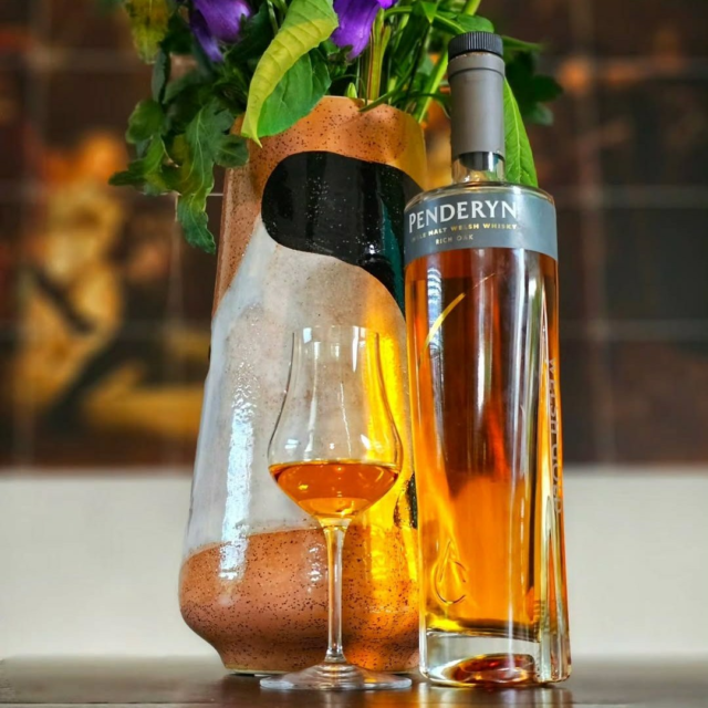 👉Préparez vos papilles
On ne vous demande pas d’arriver expert.
On vous propose de repartir étonné.

Whiskies, rhums, liqueurs, gins, cognacs, armagnacs…
Tout ce que vous croyez connaître — remis en perspective par ceux qui les créent.

🗓️ J-15 avant le Salon du Spiritueux
📍 L’Autre Usine – Cholet
🎟️ Réservations → https://www.lacavecholet.fr/produit/les-degustations-de-la-cave-salon-des-spiritueux-samedi-4-octobre-de-10h-a-19h-a-lautre-usine/

#salonduspiritueux  #choletmaville  #whisky #rhum