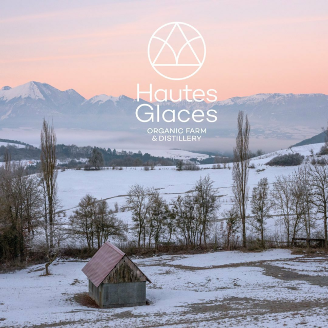 #𝗣𝗼𝗿𝘁𝗿𝗮𝗶𝘁 𝟭𝟬
⛰️ Hautes Glaces : le whisky paysan
@hautesglaces 

Ici, le whisky commence dans les champs.
Le Domaine des Hautes Glaces, c’est une ferme-distillerie alpine, pionnière d’un whisky agricole, bio, et traçable.

🌾 Céréales cultivées en altitude, sans intrants
🔥 Double distillation en alambic charentais
🛢️ Élevages maîtrisés, souvent en fûts de vin
📖 Chaque cuvée raconte un lieu, une variété, un millésime

Un whisky enraciné, vivant, pensé pour refléter un écosystème plutôt qu’une recette.

📍 À découvrir le 4 octobre au Salon du Spiritueux – Cholet

#whiskydeferme #whiskybio #hautesglaces #terroiralpin #salonduspiritueux