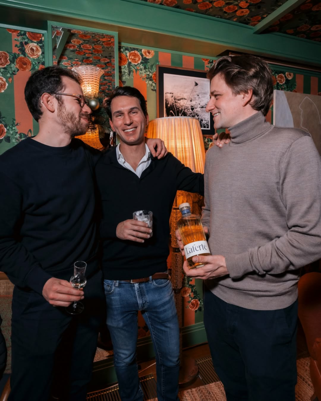 Une autre manière de déguster
Dans le salon "Whisky & Spirits", on ne vient pas “faire le tour”.

On vient :
🧏‍♂️ Écouter
👃 Sentir
👄 Goûter
💬 Et discuter avec ceux qui créent les flacons

Une ambiance chaleureuse, respectueuse, vivante.

📍 Salon du Spiritueux – 4 octobre – Cholet
🎟️ Lien en bio 

@lafertewhisky 
#culturedugoût  #respectduproduit  #salonduspiritueux  #degustation #choletmaville