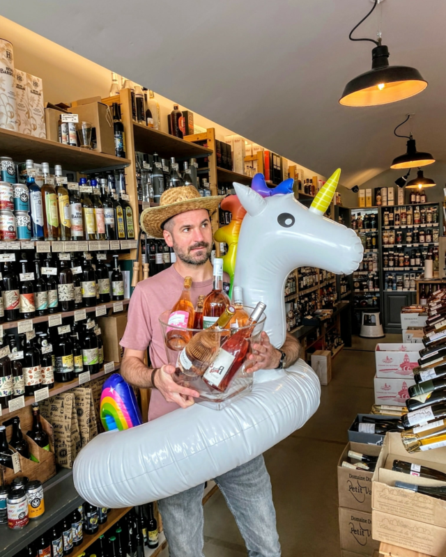 𝗟𝗲 𝗿𝗼𝘀𝗲́, ce n’est pas que pour 𝗹𝗲𝘀 𝗮𝗽𝗲́𝗿𝗼𝘀 𝗯𝗮𝘁𝗲𝗮𝘂 ⛵

🌊 On a testé : le rosé flotte mal, surtout ouvert.
Par contre, il se déguste très bien au bord de la piscine, en pique-nique, ou tout simplement… chez soi !

📍Chez nous, il y a du rosé de soif, du rosé de gastronomie, du rosé pour dire "ah ouais quand même".

𝗣𝗮𝘀𝘀𝗲𝘇 𝘃𝗼𝗶𝗿, 𝘃𝗼𝘂𝘀 𝘃𝗲𝗿𝗿𝗲𝘇 𝗿𝗼𝘀𝗲 !