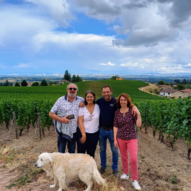 📍 Évasion dans les Côtes Roannaises

Pendant que certains tiennent La Cave à Cholet (on les remercie 😅), 𝗣𝗵𝗶𝗹𝗶𝗽𝗽𝗲 𝗲𝘁 𝗖𝗵𝗿𝗶𝘀𝘁𝗲𝗹𝗹𝗲 ont pris la route direction le Domaine Sérol.

🍇 Des vignes à perte de vue, des amphores, un chai magnifique, et surtout… un accueil en or de la part de Stéphane et Carine Sérol.
On repart avec des idées plein la tête, quelques flacons dans le coffre (évidemment), et l’envie de partager tout ça avec vous très bientôt.

🙏 Un grand merci à eux pour leur temps, leur passion, et leur générosité.

📸 En attendant de retrouver leurs cuvées à la dégustation le 𝘀𝗮𝗺𝗲𝗱𝗶 𝟭𝟭 𝗼𝗰𝘁𝗼𝗯𝗿𝗲 à La Cave, voilà quelques images pour vous faire patienter…

#degustation #Visite #cotesroannaises #domaineviticole #domaineserol #cholet #choletmaville #lacave #cavisteindependant #caviste #moncaviste @domaineserol @carinemontoyaserol @stfserol
