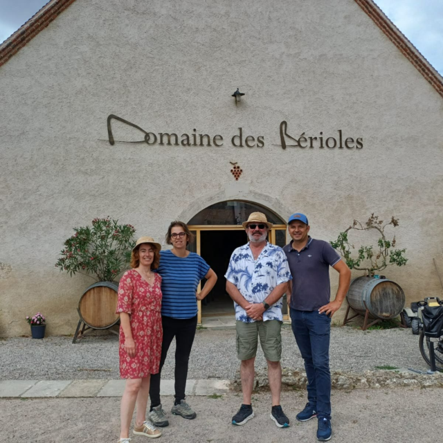 🛣️ 𝗘𝘀𝗰𝗮𝗹𝗲 𝗮̀ 𝗦𝗮𝗶𝗻𝘁-𝗣𝗼𝘂𝗿𝗰̧𝗮𝗶𝗻 !

Philippe et Christelle sont allés faire un tour du côté du 𝗗𝗼𝗺𝗮𝗶𝗻𝗲 𝗱𝗲𝘀 𝗕𝗲́𝗿𝗶𝗼𝗹𝗲𝘀, au cœur de l’Auvergne viticole. Une rencontre chaleureuse, et l’occasion de goûter aux cuvées d’un domaine qui fait briller l’appellation.

✨ 𝗖𝗲 𝗾𝘂𝗶 𝗻𝗼𝘂𝘀 𝗮 𝗺𝗮𝗿𝗾𝘂𝗲́𝘀 ?
La finesse, la fraîcheur… et un cépage qu’on voit rarement ailleurs : 𝗹𝗲 𝗧𝗿𝗲𝘀𝘀𝗮𝗹𝗹𝗶𝗲𝗿, blanc local à la personnalité bien trempée, entre tension et délicatesse.

📍 La bonne nouvelle ? 𝗟𝗲𝘂𝗿𝘀 𝘃𝗶𝗻𝘀 𝗮𝗿𝗿𝗶𝘃𝗲𝗻𝘁 𝗯𝗶𝗲𝗻𝘁𝗼̂𝘁 𝗮̀ 𝗹𝗮 𝗰𝗮𝘃𝗲 !
On vous en reparle à la rentrée : préparez vos verres, on a des choses à vous faire découvrir !

📸 𝗠𝗲𝗿𝗰𝗶 𝗮̀ 𝘁𝗼𝘂𝘁𝗲 𝗹’𝗲́𝗾𝘂𝗶𝗽𝗲 des Bérioles pour leur accueil 🙏