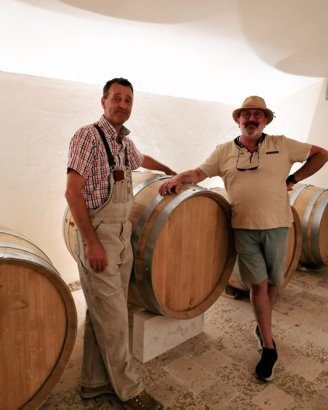🍇 𝗦𝗮𝗻𝗰𝗲𝗿𝗿𝗲, 𝘃𝗲𝗿𝘀𝗶𝗼𝗻 𝗴𝗿𝗮𝗻𝗱 𝗰𝗿𝘂

Pendant leurs vacances, Christelle et Philippe sont allés saluer 𝗩𝗶𝗻𝗰𝗲𝗻𝘁 𝗚𝗮𝘂𝗱𝗿𝘆, vigneron incontournable de Sancerre !

Direction Sancerre, superbe cité médiévale accrochée à la colline, pour retrouver ce vigneron entier, précis, engagé, avec qui les échanges sont toujours riches.

🥂 Ses Sancerre (blancs comme rouges) sont à l’image du bonhomme : profonds, vibrants et d'une grande pureté. Des vins qu’𝗼𝗻 𝗮𝗶𝗺𝗲 𝘃𝗼𝘂𝘀 𝗳𝗮𝗶𝗿𝗲 𝗱𝗲́𝗰𝗼𝘂𝘃𝗿𝗶𝗿… 𝗲𝘁 𝗿𝗲𝗱𝗲́𝗰𝗼𝘂𝘃𝗿𝗶𝗿.

📍Les cuvées reviennent très bientôt en boutique. A bientôt à La Cave !