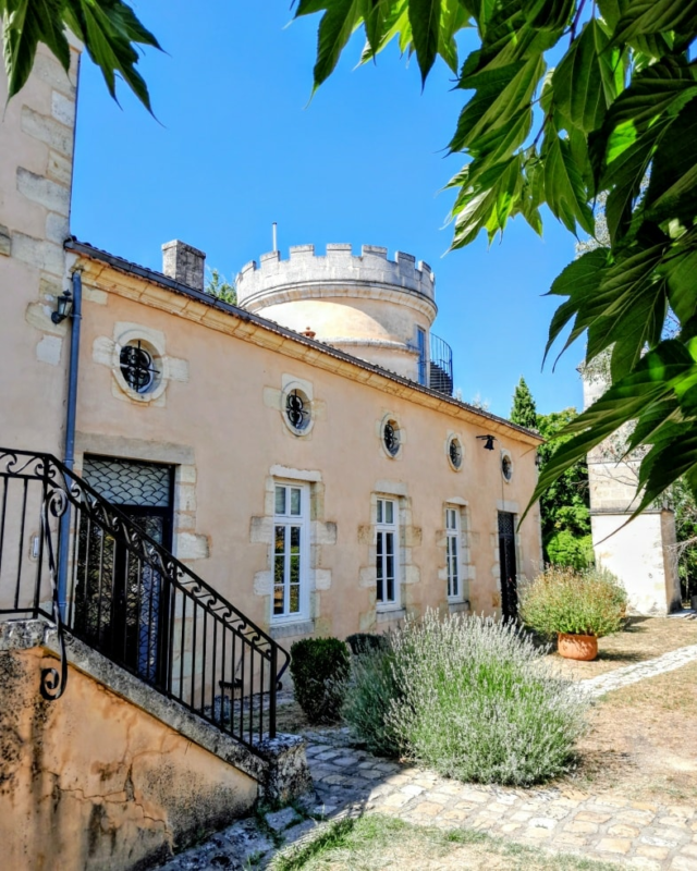 📍 Blaye, soleil et vin vivant 🌿

Pendant que Philippe et Christelle assurent le service à la cave ❤️, Denis a profité d’un petit break en famille pour faire un saut au 𝗖𝗵𝗮̂𝘁𝗲𝗮𝘂 𝗣𝗲𝘆𝗯𝗼𝗻𝗵𝗼𝗺𝗺𝗲 𝗟𝗲𝘀 𝗧𝗼𝘂𝗿𝘀.

👨‍👧‍👦 Accueilli (avec enfants et sourires !) par Rachel Hubert, il a retrouvé ce qu’on aime tant chez nos partenaires : de la passion, du partage, des raisins cultivés avec soin, et une vue à couper le souffle sur l’estuaire.

🍷 On connaît déjà bien leurs cuvées à la cave, mais passer sur place, c’est comme recharger les batteries.🍇

Merci Rachel pour cet accueil chaleureux  et pour avoir rendu cette visite aussi chouette pour les petits que pour les grands !

 #peybonhomme #vinsvivants #biodynamie #blaye #lacavecholet #choletmaville #cavisteengagé