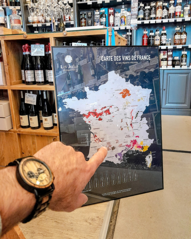 🍇 𝗨𝗻 𝘁𝗼𝘂𝗿 𝗱𝗲 𝗙𝗿𝗮𝗻𝗰𝗲 𝗱𝘂 𝘃𝗶𝗻, 𝘀𝗮𝗻𝘀 𝗾𝘂𝗶𝘁𝘁𝗲𝗿 𝗖𝗵𝗼𝗹𝗲𝘁 !

A partir d'octobre, La Cave vous embarque pour 𝟭𝟭 𝘀𝗮𝗺𝗲𝗱𝗶𝘀 𝗱𝗲 𝗱𝗲𝗰𝗼𝘂𝘃𝗲𝗿𝘁𝗲𝘀 𝘃𝗶𝘁𝗶𝗰𝗼𝗹𝗲𝘀.
Chaque semaine, un domaine différent vient faire goûter ses cuvées, partager son approche, raconter son terroir et ses histoires.

De la Loire au Languedoc, du Beaujolais à la Champagne… ce sont des vignerons et vigneronnes sincères, engagé(e)s, toujours passionnant(e)s.

📍 De 10h à 19h, c’est gratuit, ouvert à tous, et c’est à La Cave.
Un rendez-vous à ne pas manquer pour élargir son palais — et faire de belles rencontres.

#cholet #choletmaville #caviste #degustation #gastronomie