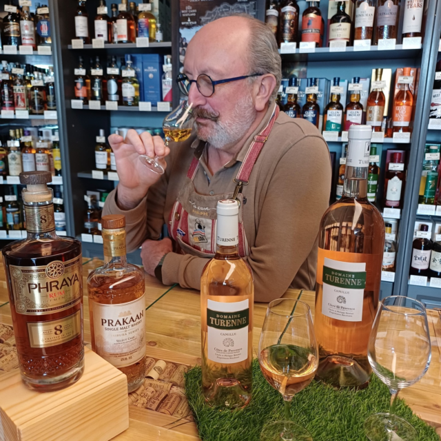 🌴✨ La Sélection du Mois : L’évasion en bouteille !
Prêts pour un voyage gustatif ?
Direction la Thaïlande avec le whisky Prakaan Select Cask et le rhum Phraya : des saveurs exotiques et généreuses qui vous transportent en un instant. 🌺
Puis, posez vos valises en Provence avec le rosé AOC Côte de Provence, Cuvée Camille du Domaine Turenne – un vrai rayon de soleil dans votre verre, idéal pour vos apéros entre amis ou vos repas en famille.
Un avant-goût d’été à déguster sans attendre ! 🍹🍷
📍 Rendez-vous en boutique et profitez des 10% de réduction sur cette sélection ! 
Retrouvez plus d’infos sur notre site internet
👉 https:/www.lacavecholet.fr/la-selection-du-mois/
💬 Et vous, plutôt Thaïlande ou Provence ?
#VoyageGustatif #SélectionDuMois #Whisky #Rhum #RoséDeProvence #Apéro #Dégustation