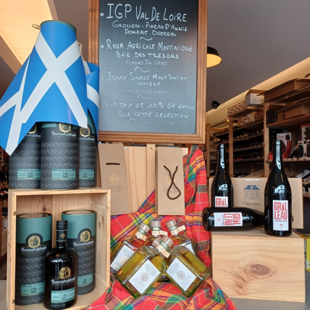🍂 ET SI OCTOBRE ÉTAIT LE MOIS DES BELLES DÉCOUVERTES ? 🍷🥃🌺
À La Cave, on vous a préparé une sélection de 3 jolies bouteilles à découvrir… et surtout à déguster en boutique ! 😋
🍷 VIN DU MOIS – Domaine Ogereau
Grolleau + Pineau d’Aunis
Un rouge frais, gourmand et plein de personnalité ❤️
🥃 WHISKY DU MOIS – Bunnahabhain Stiùireadair
Un whisky d’Islay généreux et singulier, pour partir à la découverte des terres écossaises. 🥃🏴
🌺 RHUM DU MOIS – Baie des Trésors
Fleurs du Vent
Une belle escapade en Martinique avec un rhum élégant et aromatique. 🌴☀️
✨ Et pour vous faire encore plus plaisir :
 -10 % sur ces 3 références pendant tout le mois d’octobre ! ✨
👃 Le mieux ? Venez les goûter, échangez avec nous et laissez-vous surprendre !
🍷 Une dégustation, des conseils, de la convivialité… et peut-être votre prochain coup de cœur à emporter.
📍 Rendez-vous à La Cave tout au long du mois d’octobre.
Alors, vous commencez par quoi ? 🍷🥃🌺
 #LaCaveCholet  #Octobre #Dégustation #Vin #Whisky #Rhum #Découverte #CoupDeCoeur #DégustationDuMois